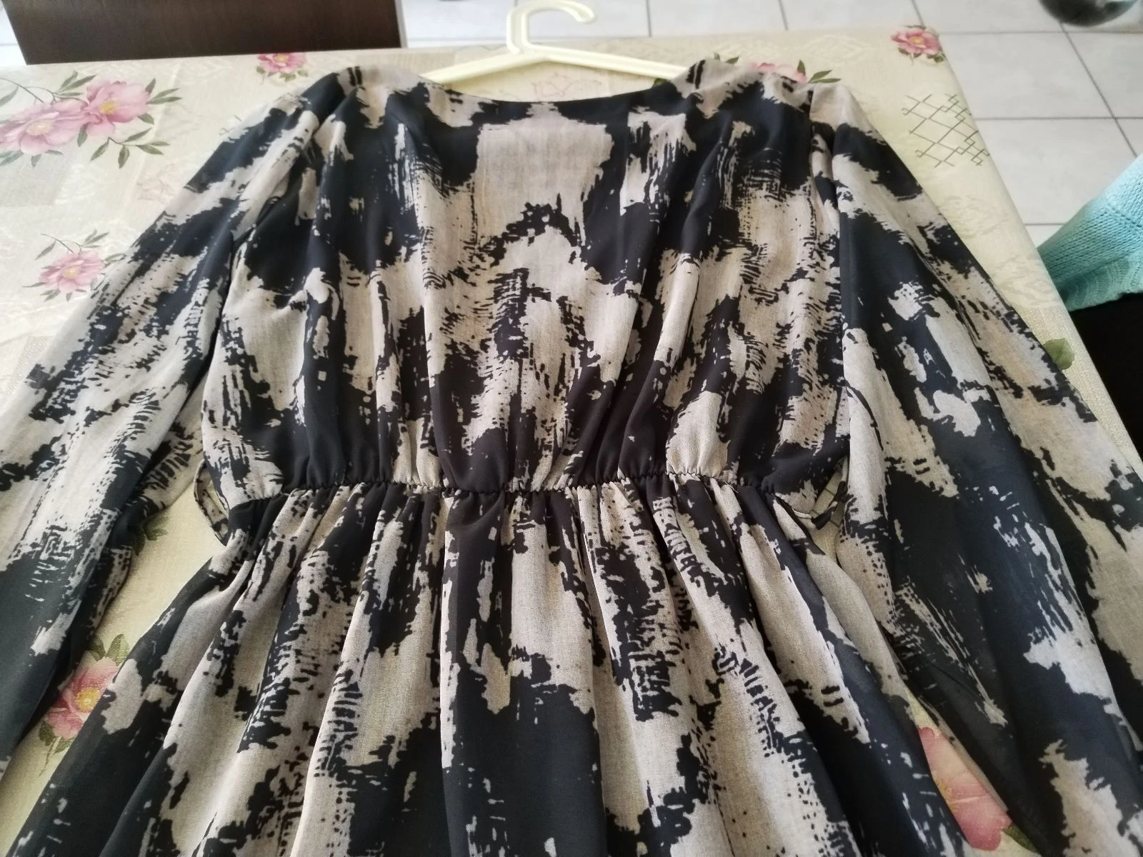 Hermoso vestido nuevo forrado con mangas largas elásticas en las muñecas, fabricación francesa. – photo 3